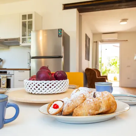 With Private Veranda And Garden 1 Km From Porto Frailis Beach, Apartmán Àrbatax
