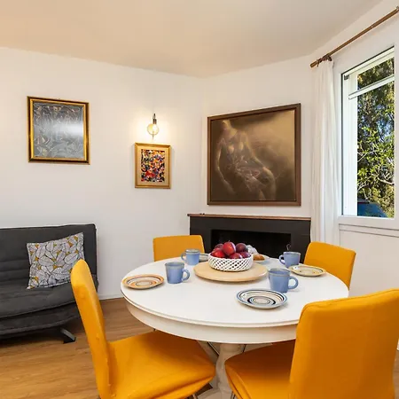 With Private Veranda And Garden 1 Km From Porto Frailis Beach, Apartmán Àrbatax