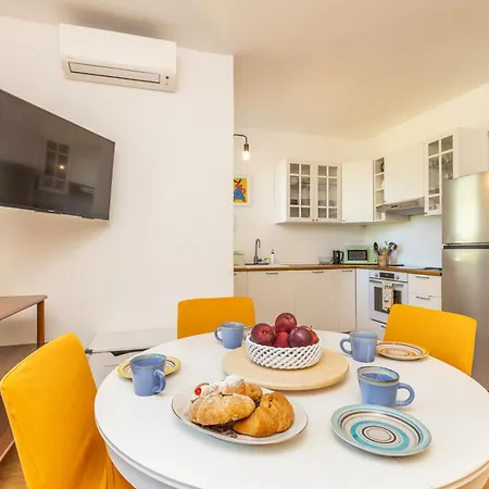 With Private Veranda And Garden 1 Km From Porto Frailis Beach, Apartmán Àrbatax